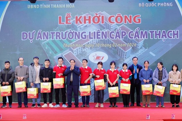 Thủ tướng Kl993 ưu đãi thưởng hấp dẫn Phạm Minh Chính tặng quà 100 công nhân, lao động trên địa bàn xã Cẩm Thạch và tỉnh Thanh Hoá. Ảnh: VGP