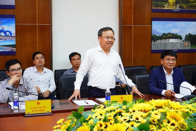 Phó Chủ tịch UBND tỉnh Quảng Trị Lê Đức Tiến trao đổi với các nhà Kl99ok phiên bản mới