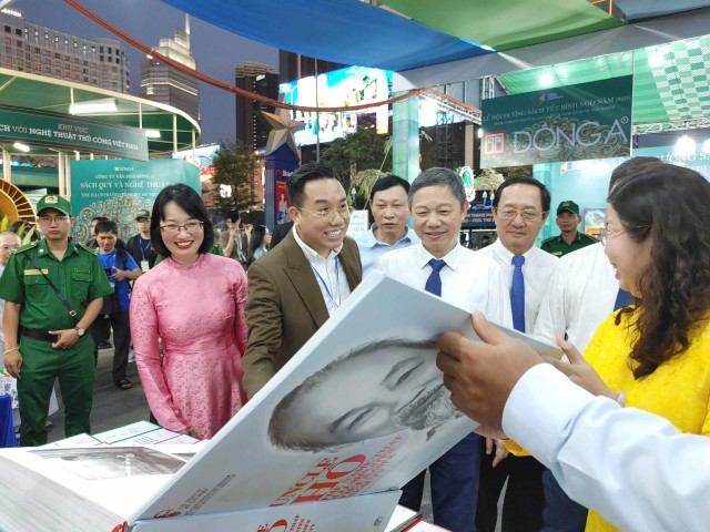 Sau khi cắt băng khai mạc, các đại biểu tham quan không gian trưng bày tại Lễ hội Đường sách Tết.