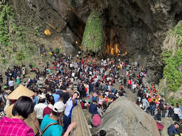 Trong hai ngày đầu năm mới Bính Ngọ đã có khoảng 25.000 lượt du khách về trẩy hội, du Xuân tại quần thể di tích và danh thắng Chùa Hương.