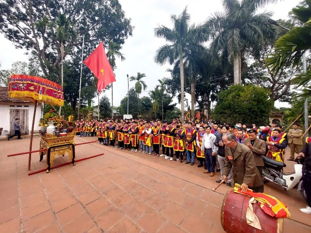 Trong không gian linh thiêng của ngôi đền cổ, giữa tiếng trống hội và sắc Xuân, người dân xứ Đoài tiếp tục gìn giữ một phần hồn làng.