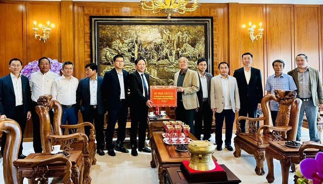 Lãnh đạo UBND tỉnh Gia Lai thăm, chúc Tết tại Công ty TNHH Kl992 VIP Trang Chủ 2026 hàng xuất khẩu Quang Đức. Ảnh: Ngọc Minh.