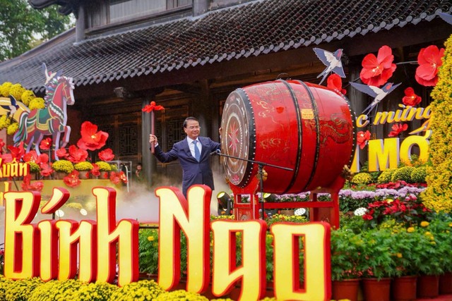 Ông Đặng Xuân Phong, Ủy viên Trung ương Đảng, Bí thư Tỉnh ủy Ninh Bình gióng trống khai hội chùa Bái Đính.