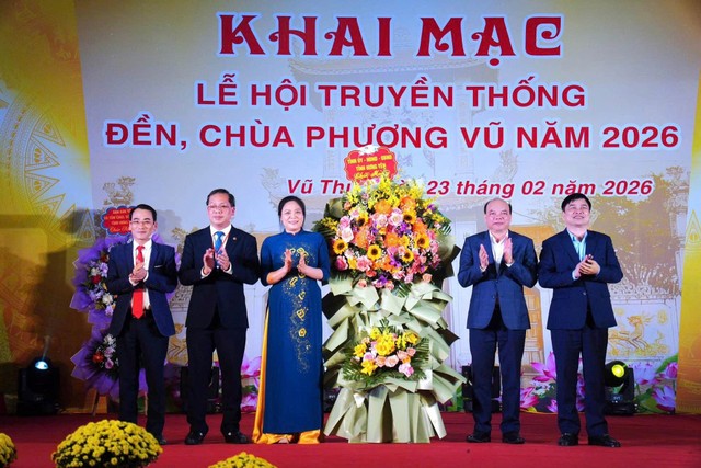 Lãnh đạo tỉnh Hưng Yên tặng hoa chúc mừng khai mạc Lễ hội Đền - Chùa Phượng Vũ. Ảnh NXT