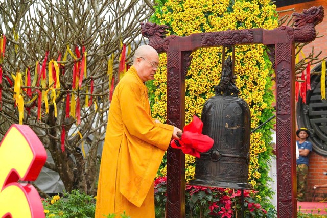 Hòa thượng Thích Thanh Nhiễu, Phó Chủ tịch Thường trực Hội đồng Trị sự Giáo hội Phật giáo Việt Nam, Trụ trì chùa Bái Đính thỉnh chuông khai hội chùa Bái Đính.