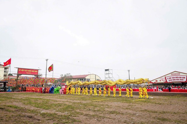 Mở đầu Lễ hội Tịch điền Đọi Sơn là nghi thức múa rồng và đánh trống khai hội. Ảnh: Minh Đường