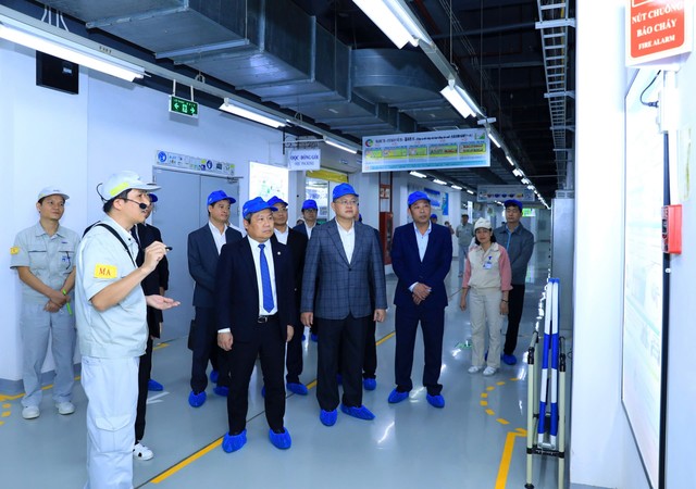 Chủ tịch UBND TP. Hà Nội Vũ Đại Thắng và Đoàn công tác đến thăm nhà máy Kl994 nhà cái bóng đá world cup của Công ty TNHH Điện tử Meiko Việt Nam. Ảnh: Lê Hải