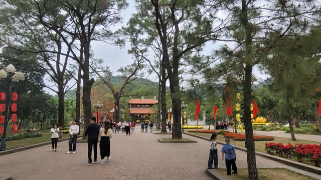 Du khách tham quan, trải nghiệm tại chùa Côn Sơn. Ảnh: Thanh Sơn