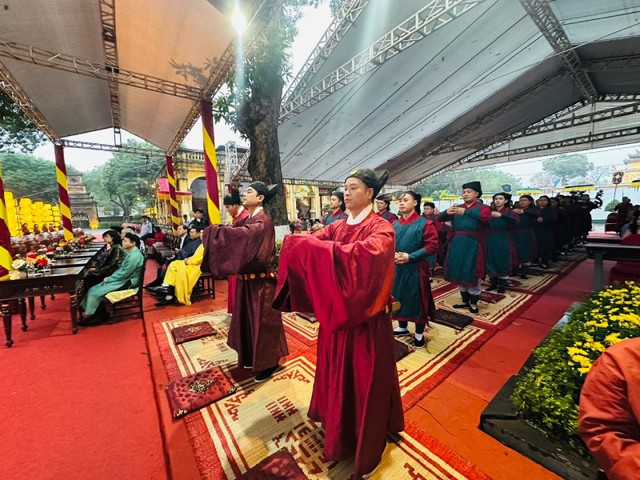 Tái hiện cảnh các quan triều đình hành lễ dâng hương khai xuân. Ảnh: Hoàng Quyên.