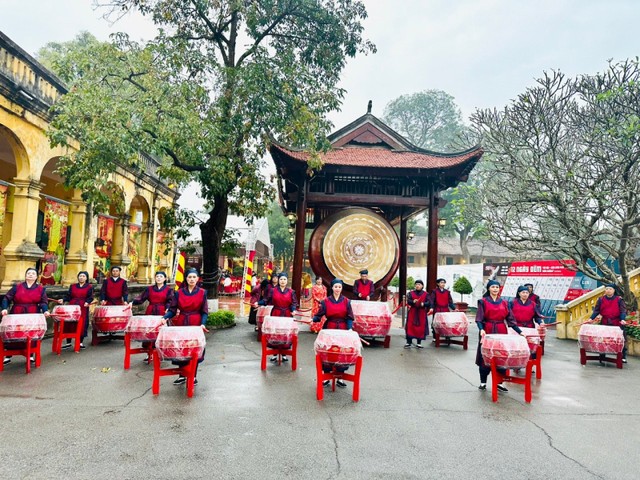 Màn trống hội rộn ràng trong phần hội xuân. Ảnh: Hoàng Quyên.
