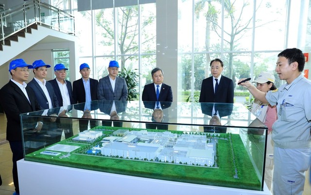 Chủ tịch UBND TP. Hà Nội Vũ Đại Thắng và Đoàn công tác tham quan mô hình Công ty TNHH Điện tử Meiko Việt Nam. Ảnh: Lê Hải