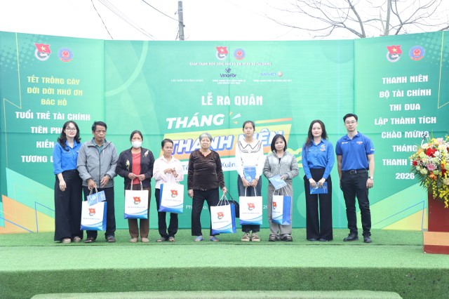 Những hộ dân có hoàn cảnh khó khăn đã được Ban tổ chức trao tặng những phần quà nghĩa tình.