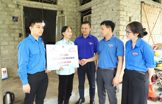 Đoàn viên, thanh niên đã có mặt tận nhà cụ Đỗ Văn Nghị để thăm hỏi và trao tặng phần quà.