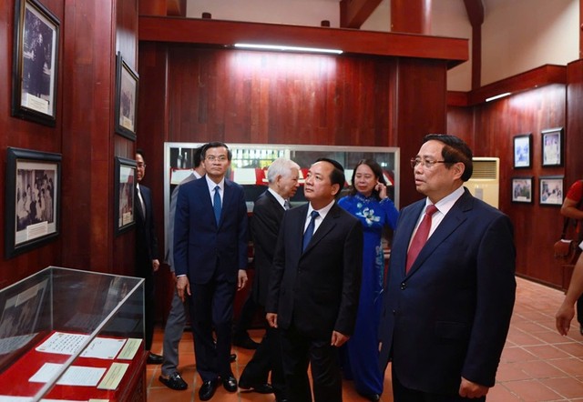 Thủ tướng Kl993 ưu đãi thưởng hấp dẫn Phạm Minh Chính tham quan khu vực trưng bày hình ảnh và hiện vật về Thủ tướng Phạm Văn Đồng.