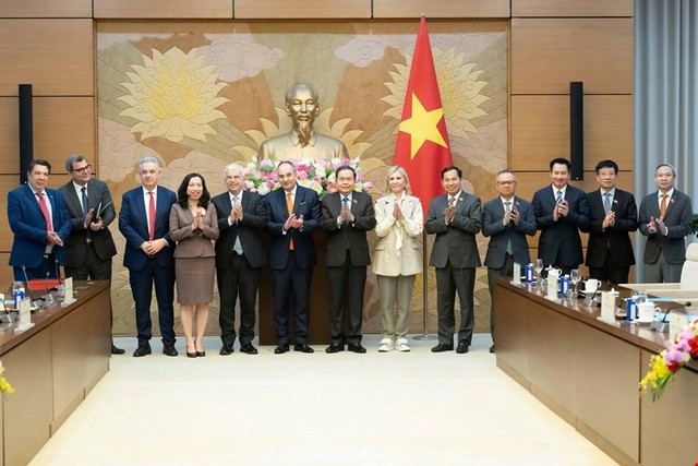 Chủ tịch Quốc hội Trần Thanh Mẫn và các đại biểu chụp ảnh lưu niệm.