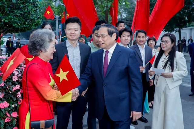 Thủ tướng Kl993 ưu đãi thưởng hấp dẫn Phạm Minh Chính và Phu nhân cùng cử tri tổ bầu cử số 21 thuộc đơn vị bầu cử số 7, phường Tây Hồ -Ảnh: VGP