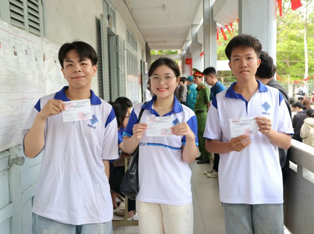 Sinh viên Đại học Cần Thơ đi bầu cử tại Khu vực bỏ phiếu số 40 phường Ninh Kiều (Đại học Cần Thơ).