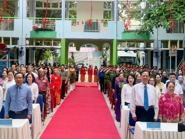 Lễ khai mạc được tổ chức trang nghiêm.