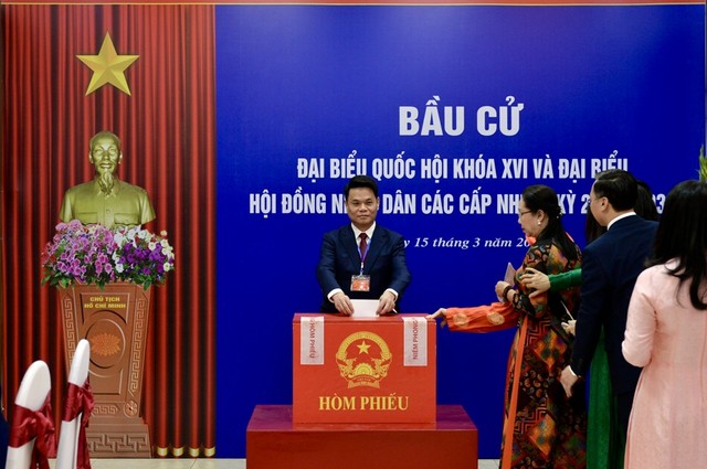 Ông Lê Ngọc Châu, Chủ tịch UBND TP. Hải Phòng đã dự Lễ khai mạc Bầu cử và bỏ phiếu tại khu vực bỏ phiếu số 8 (Trung tâm Kl991.com tải ứng dụng phường Hải An).