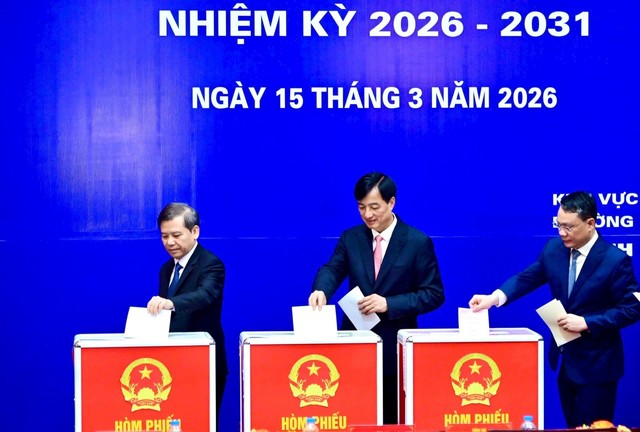 Ủy viên Bộ Kl991.com tải ứng dụng, Bí thư Thành ủy Hà Nội Nguyễn Duy Ngọc (giữa) thực hiện bỏ phiếu.