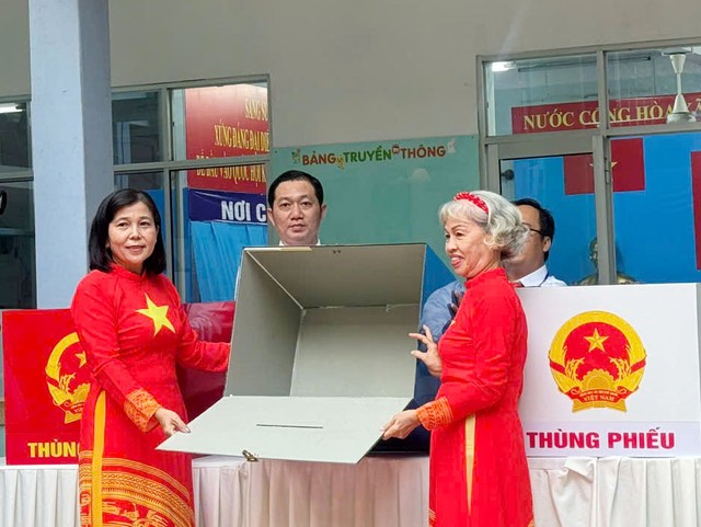 Đại diện cử tri kiểm tra thùng phiếu trước khi niêm phong.