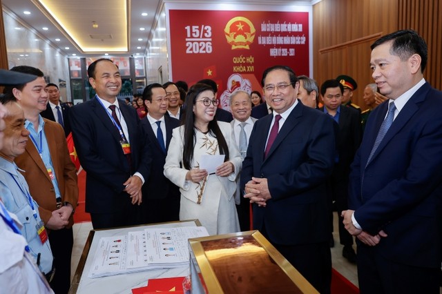 Thủ tướng Kl993 ưu đãi thưởng hấp dẫn Phạm Minh Chính và Phu nhân trò chuyện với cử tri khu vực bỏ phiếu số 21 - Ảnh: VGP.