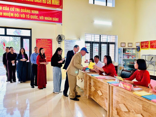 Tại điểm bỏ phiếu số 6, khu 3 đặc khu Cô Tô.