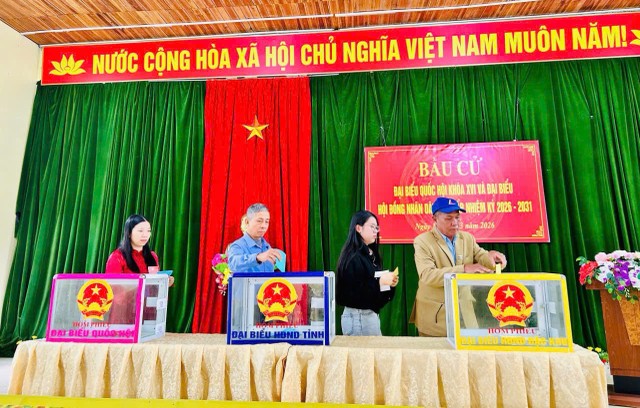 Tại khu vực bỏ phiếu số 9, từng khối cán bộ, chiến sĩ Trung đoàn Cảnh sát cơ động Đông Bắc lần lượt làm thủ tục bầu cử.