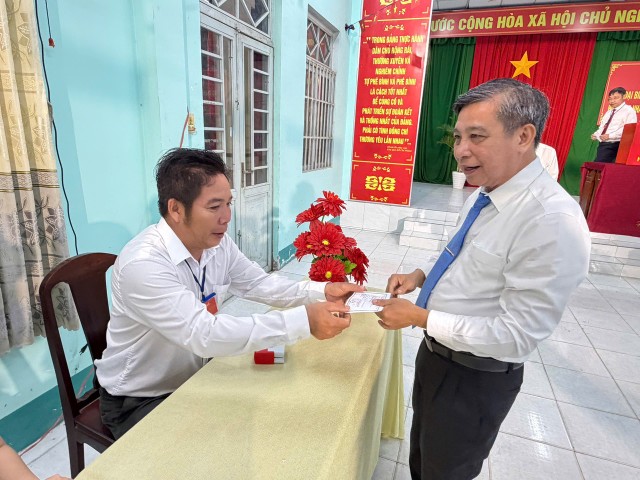 Ông Đồng Văn Thanh - Ủy viên Ban Chấp hành Trung ương Đảng, Phó Bí thư Thường trực Thành ủy, Chủ tịch HĐND Thành phố, Chủ tịch Ủy ban bầu cử TP. Cần Thơ bỏ phiếu tại Khu vực bỏ phiếu số 14, Đơn vị bầu cử số 5, xã Tân Hòa.