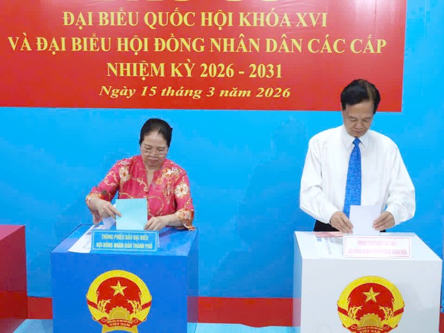 Nguyên Thủ tướng Kl993 ưu đãi thưởng hấp dẫn Nguyễn Tấn Dũng cùng phu nhân tham gia bỏ phiếu.