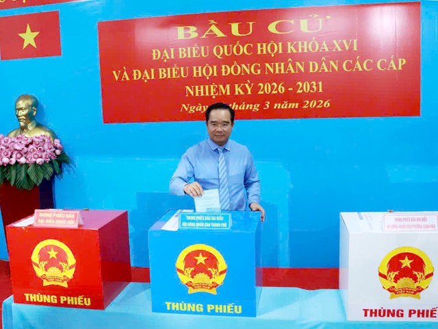 Chủ tịch UBND TP.HCM Nguyễn Văn Được thực hiện bỏ phiếu.