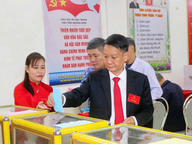 Đến 9h50, toàn phường Móng Cái 1 đã có 17.156/31.689 cử tri hoàn thành việc bỏ phiếu, đạt 54,1%. Đáng chú ý, đã có 3 khu vực bỏ phiếu đạt 100% cử tri tham gia bầu cử.