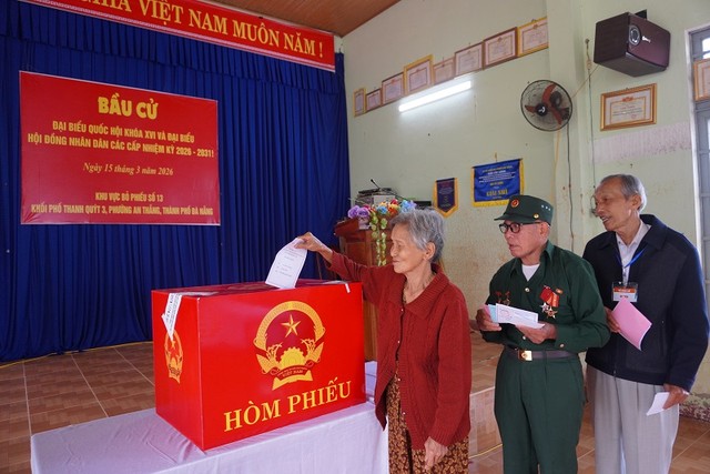 Cử tri cao tuổi phường An Thắng, Đà Nẵng được ưu tiên bỏ phiếu trước. Ảnh: Đ.N