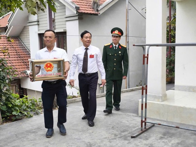 Tổ bầu cử sử dụng hòm phiếu phụ mang đến tận nơi để cử tri cao tuổi, người ốm đau hoặc gặp khó khăn trong việc đi lại.