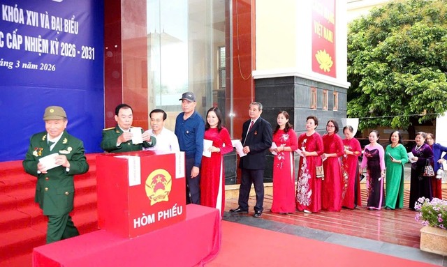 Tại các điểm bầu cử, không khí diễn ra trang trọng, dân chủ và đúng quy định.