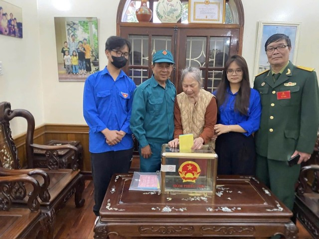 Việc tổ chức bỏ phiếu được chuẩn bị chu đáo, bảo đảm đúng quy định, giúp những cử tri gặp khó khăn trong việc đi lại vẫn có thể thực hiện quyền và nghĩa vụ của mình.