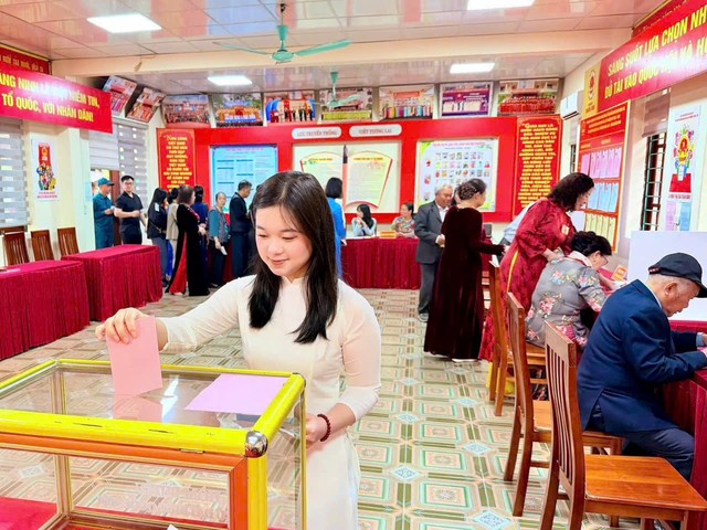 Tại các điểm bầu cử, không khí diễn ra trang trọng, dân chủ và đúng quy định.