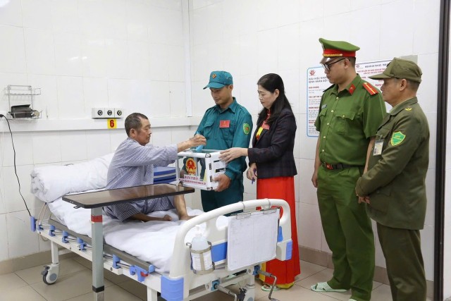 Bệnh nhân đang điều trị tại Bệnh viện Đa khoa tỉnh Quảng Ninh thực hiện bỏ phiếu dưới sự hỗ trợ của Tổ bầu cử lưu động.