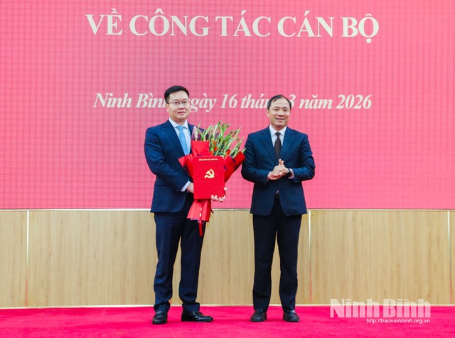 Phó trưởng Ban Thường trực Ban Tổ chức Trung ương Hoàng Trung Dũng trao quyết định, tặng hoa chúc mừng ông Trần Đăng Quỳnh, tân Phó Bí thư Tỉnh ủy Ninh Bình nhiệm kỳ 2025-2030 - Ảnh: Báo Ninh Bình