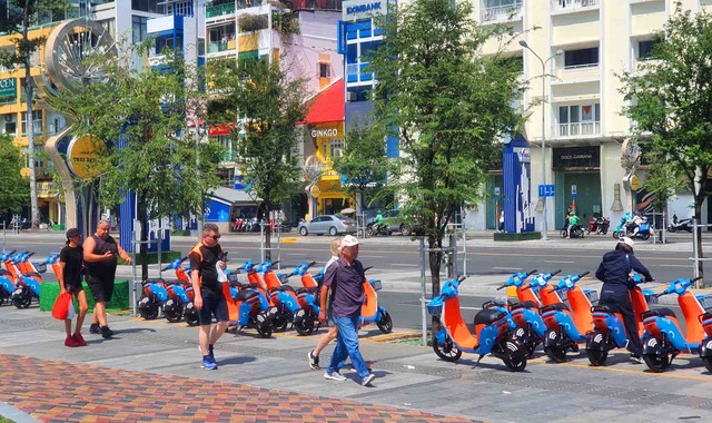 Kl991.com World Cup 2026 Chính Thức bố trí loạt xe trên đường Lê Lợi, phường Sài Gòn nơi nhộn nhịp du khách qua lại.