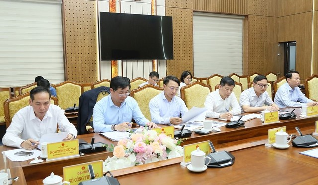Lãnh đạo các sở, ngành dự buổi làm việc Lãnh đạo các sở, ngành dự buổi làm việc