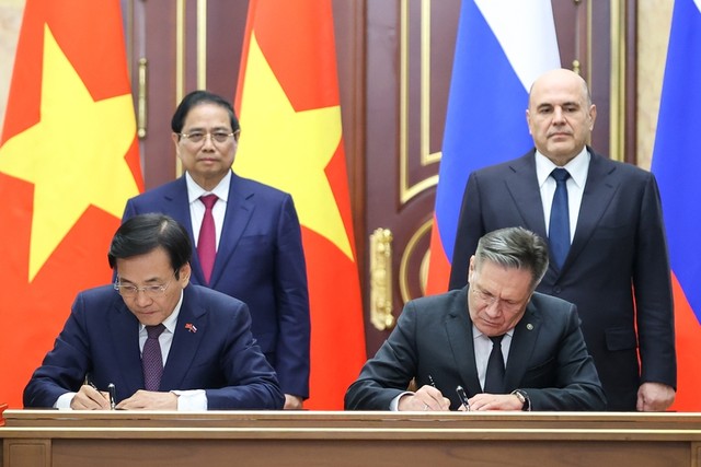 Thủ tướng Phạm Minh Chính và Thủ tướng Liên bang Nga Mikhail Mishustin chứng kiến Lễ ký kết Hiệp định về hợp tác xây dựng Nhà máy điện hạt nhân trên lãnh thổ Việt Nam - Ảnh: VGP/Nhật Bắc
