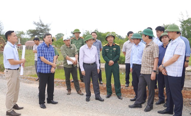 Chủ tịch UBND tỉnh Quảng Trị Lê Hồng Vinh (hàng đầu, thứ ba phải ảnh) kiểm tra dự án Đường ven biển kết nối hành lang Kl992 cổng game cá cược Đông - Tây giai đoạn 1 tại xã Cửa Việt.