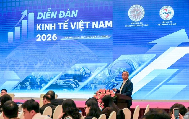 Ông Nguyễn Trung Chính, Chủ tịch HĐQT, Chủ tịch điều hành Kl994 game bài casino hấp dẫn Công nghệ CMC, trình bày tham luận về phát triển Kl992 cổng game cá cược dữ liệu như một động lực của mô hình tăng trưởng mới.