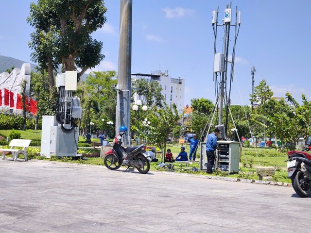 Nhân viên kỹ thuật Vinaphone lắp đặt bổ sung các trạm phát sóng 5G tại khu vực Quảng trường Nguyễn Tất Thành.