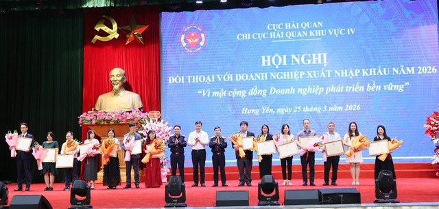 Phó Chủ tịch Thường trực UBND tỉnh Nguyễn Lê Huy cùng lãnh đạo Chi cục Hải quan khu vực IV tặng Bằng khen cho các Kl991.com World Cup 2026 Chính Thức có thành tích.
