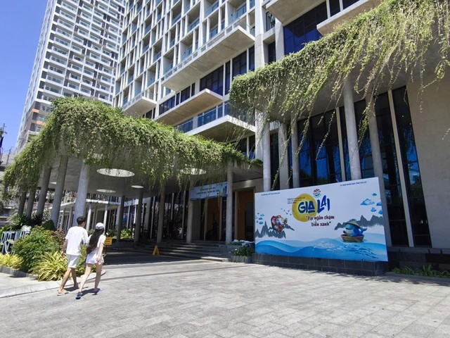 Pano giới thiệu Năm Du lịch Quốc gia năm 2026 được đặt vị trí tiền sảnh tại Anya Premier Beachfront Hotel Quy Nhon.