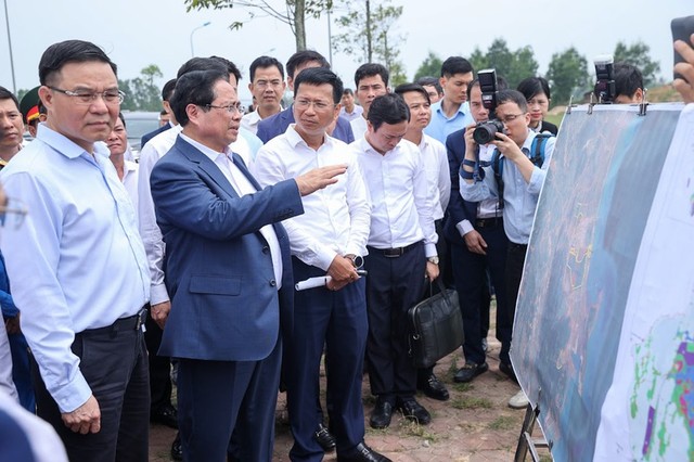 Thủ tướng Phạm Minh Chính khảo sát địa điểm dự kiến xây dựng kho dự trữ KL99 dịch vụ hỗ trợ 24/7 chiến lược tại Khu Kl992 cổng game cá cược Nghi Sơn - Ảnh: VGP/Nhật Bắc