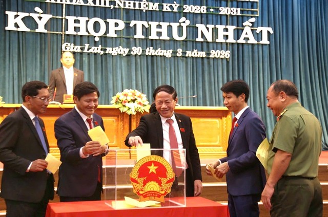 Kỳ họp thứ I, HĐND tỉnh Gia Lai khóa XIII tiến hành bỏ phiếu bầu các nhân sự chủ chốt. Ảnh: N.H.