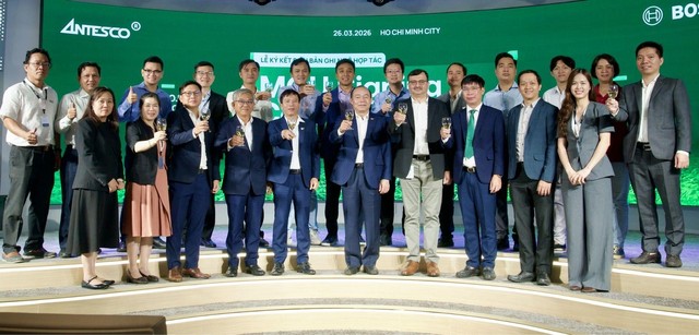 Lãnh đạo hai bên nâng ly chúc mừng cho hợp tác chiến lược.